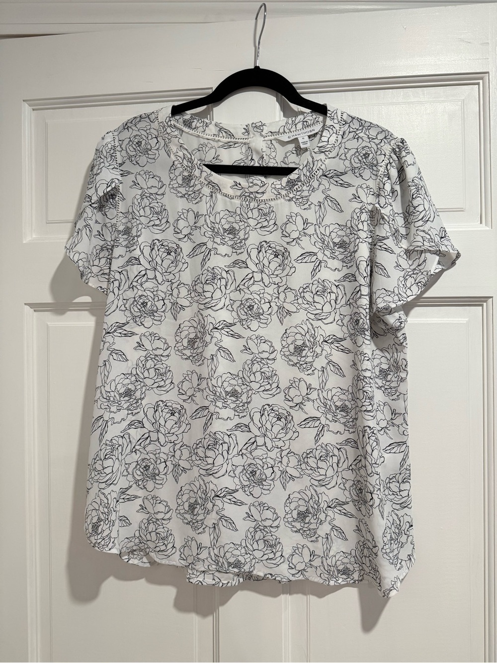 41 Hawthorn White Short-Sleeve Floral blouse